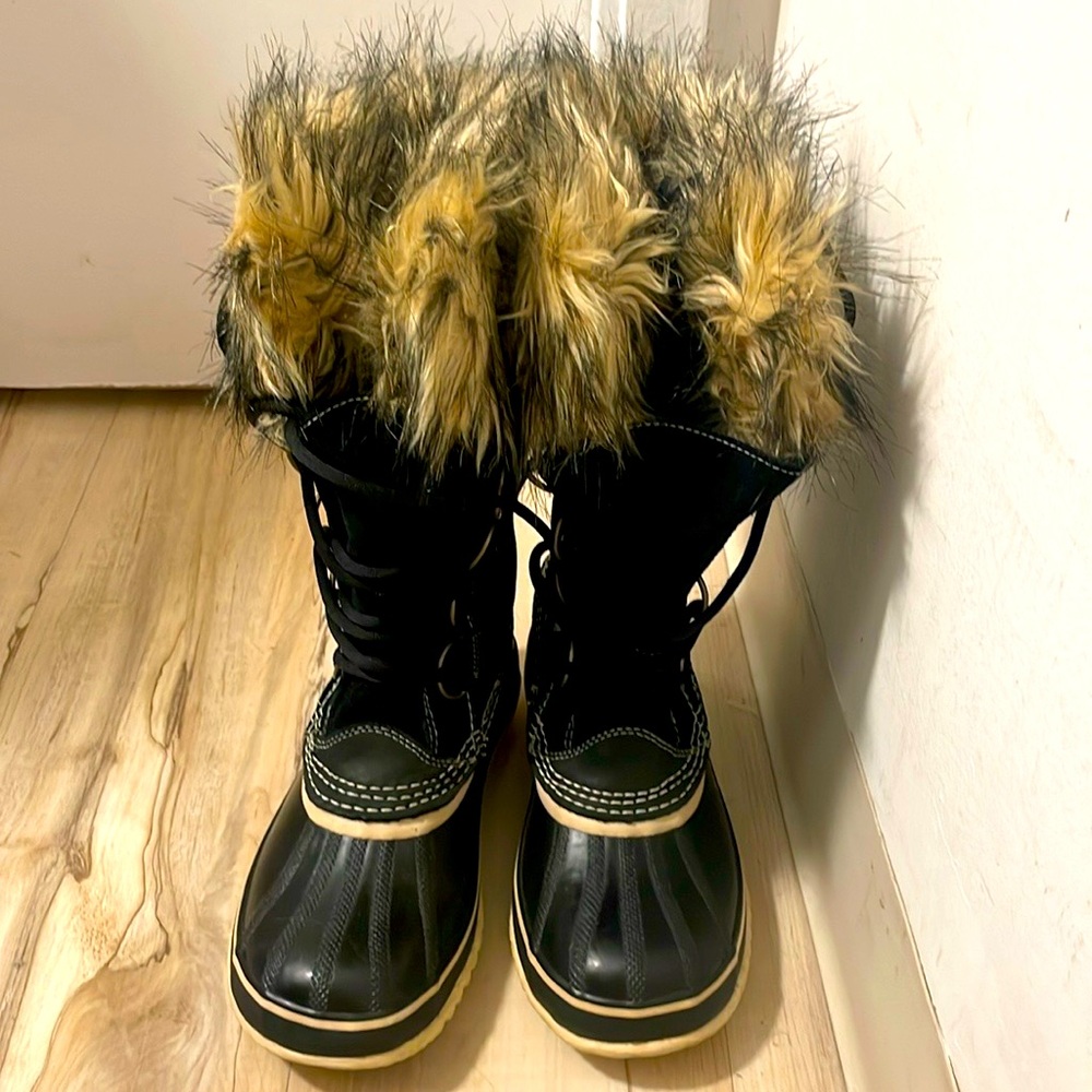 Black faux fur lined Sorel all weather boots.